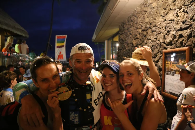 „Paul Marouschek trägt eine Medaille um den Hals und feiert mit Familie nach einem Rennen; alle lächeln und umarmen sich“