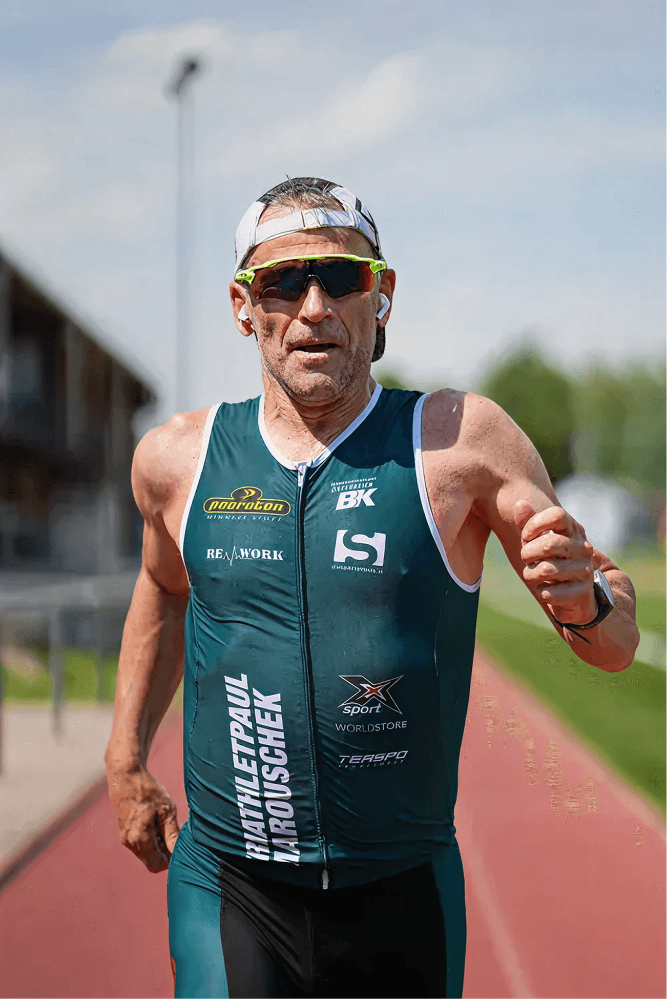 Paul Marouschek läuft auf der Laufbahn