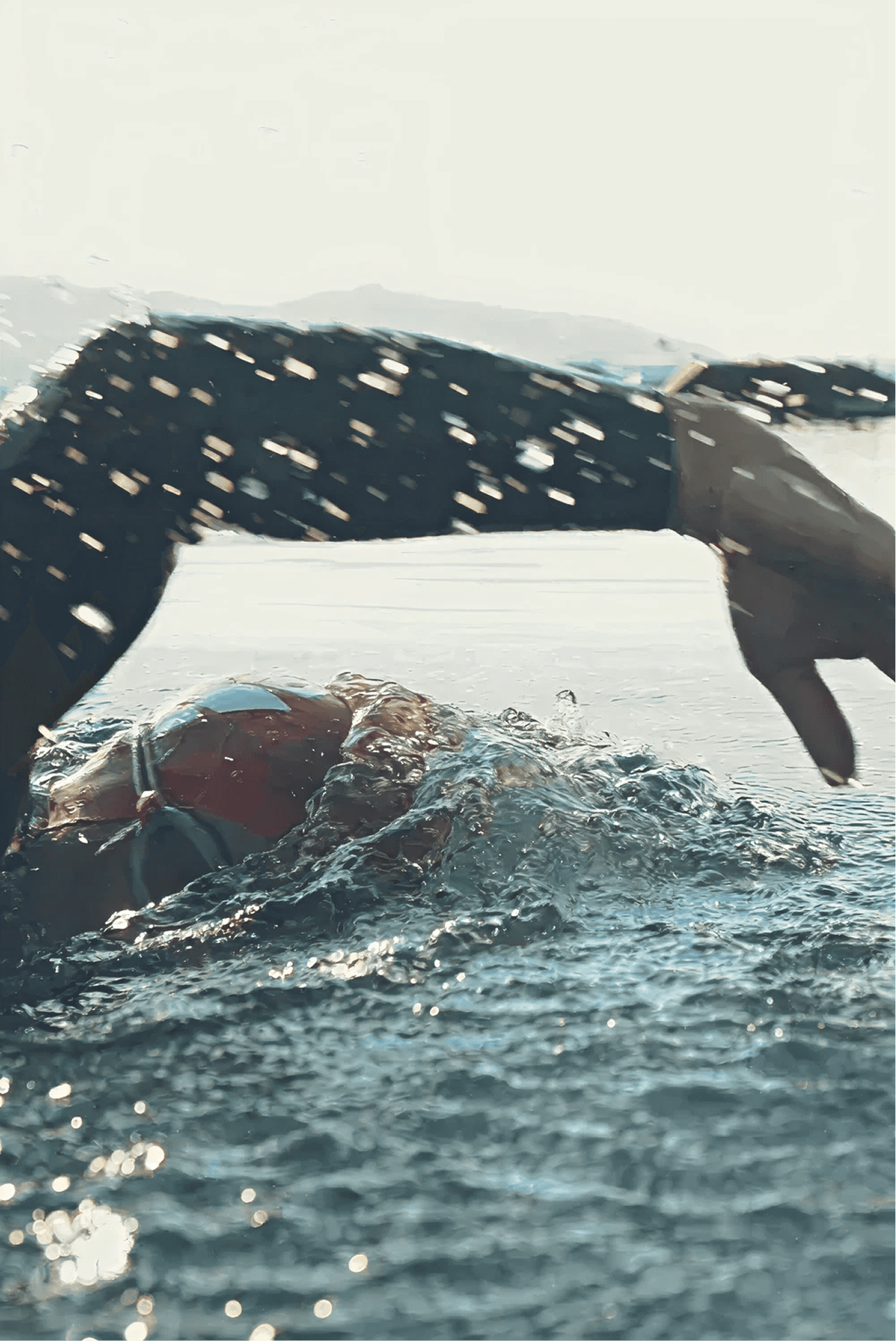 Armzug eines Schwimmers im offenen Wasser